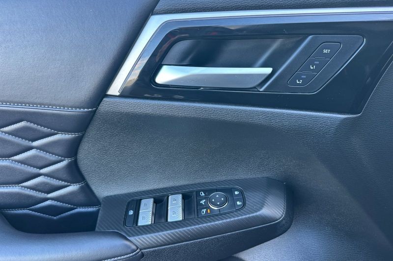 Mitsubishi Outlander Vehicle Full-screen Gallery Image 11