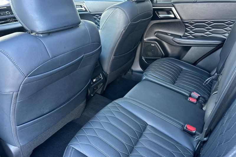 Mitsubishi Outlander Vehicle Full-screen Gallery Image 12
