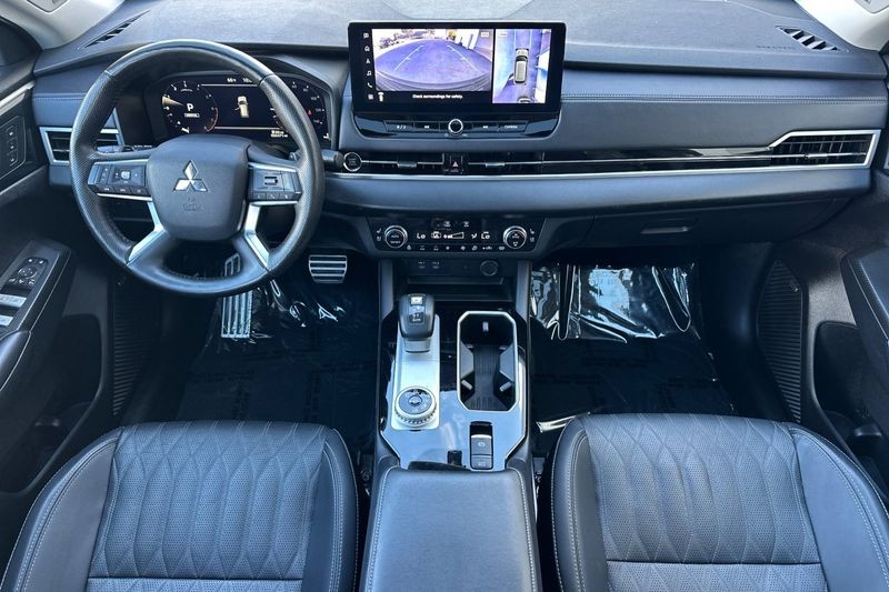 Mitsubishi Outlander Vehicle Full-screen Gallery Image 13
