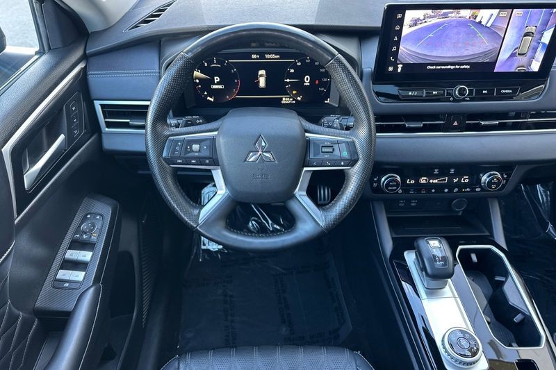 Mitsubishi Outlander Vehicle Full-screen Gallery Image 14