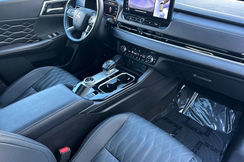 Mitsubishi Outlander Vehicle Full-screen Gallery Image 17