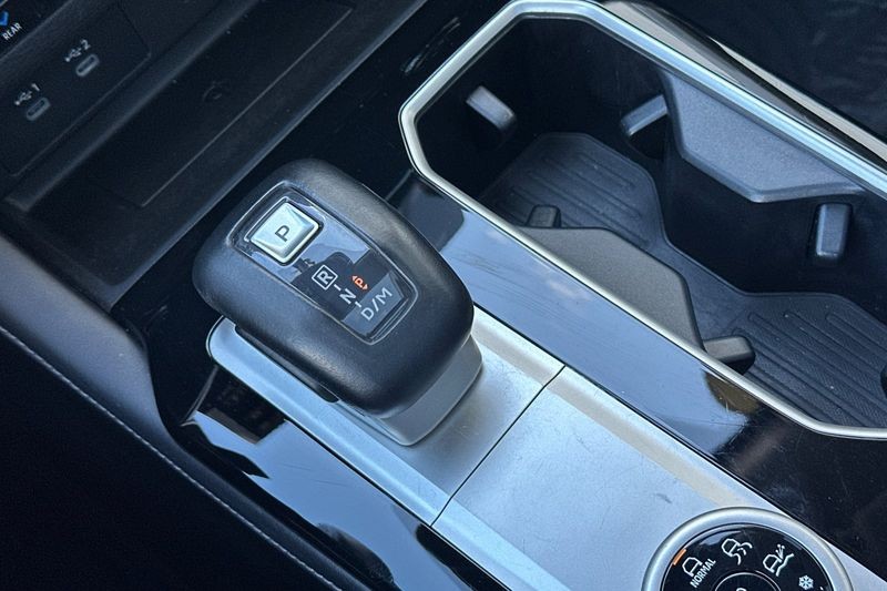 Mitsubishi Outlander Vehicle Full-screen Gallery Image 23