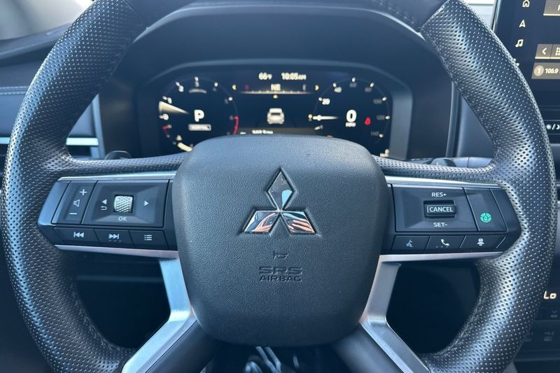 Mitsubishi Outlander Vehicle Full-screen Gallery Image 25