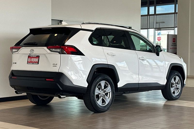 Toyota RAV4 Vehicle Full-screen Gallery Image 04