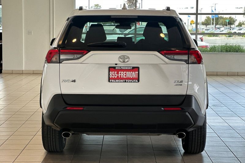 Toyota RAV4 Vehicle Full-screen Gallery Image 05