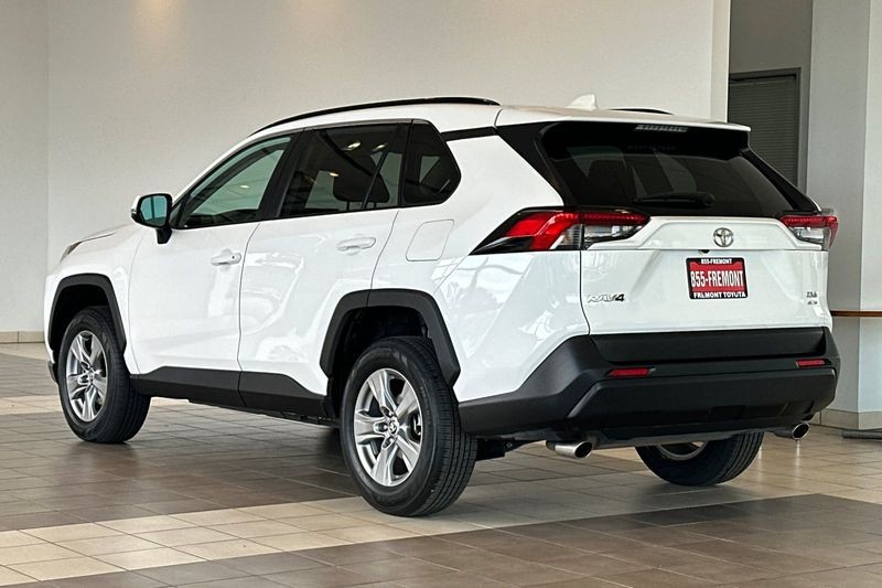 Toyota RAV4 Vehicle Full-screen Gallery Image 06