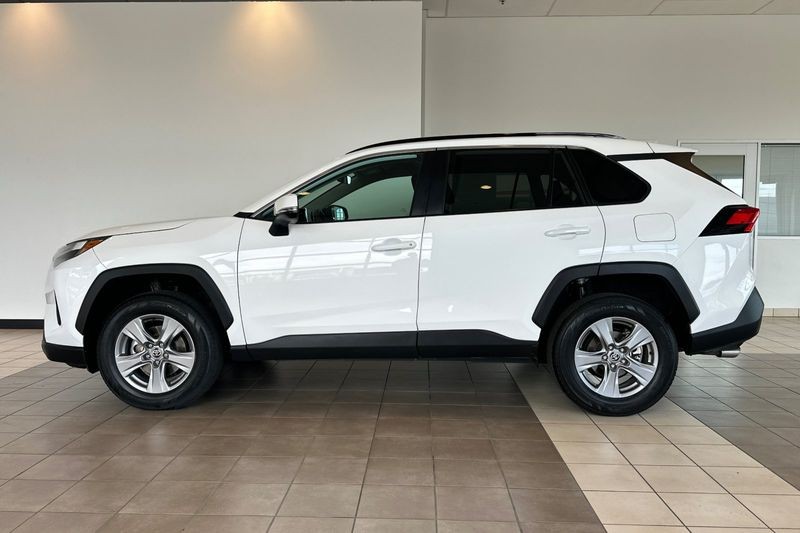 Toyota RAV4 Vehicle Full-screen Gallery Image 07