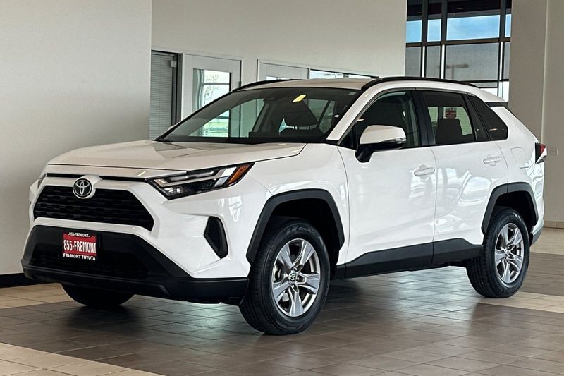 Toyota RAV4 Vehicle Full-screen Gallery Image 08