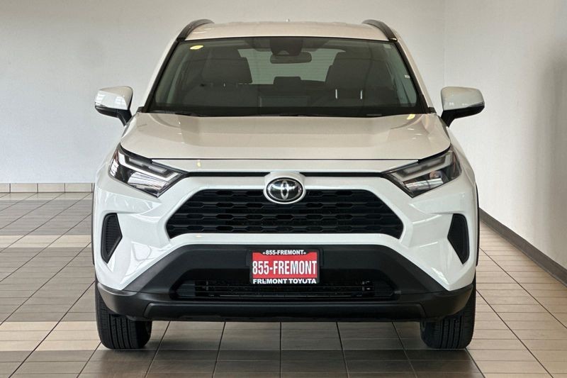 Toyota RAV4 Vehicle Full-screen Gallery Image 09