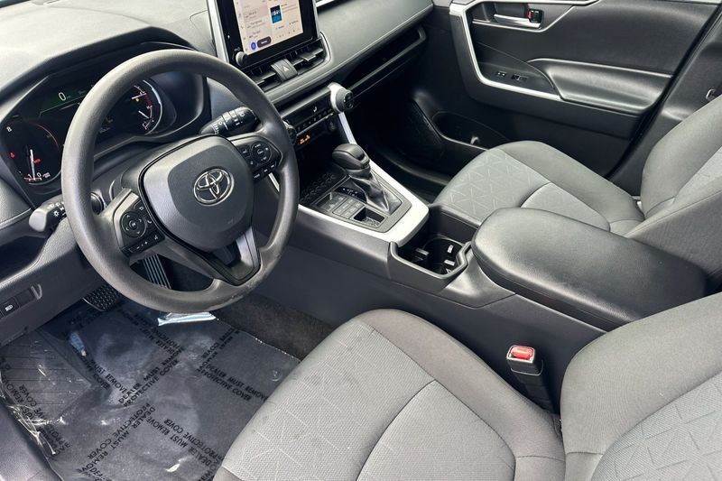 Toyota RAV4 Vehicle Full-screen Gallery Image 10