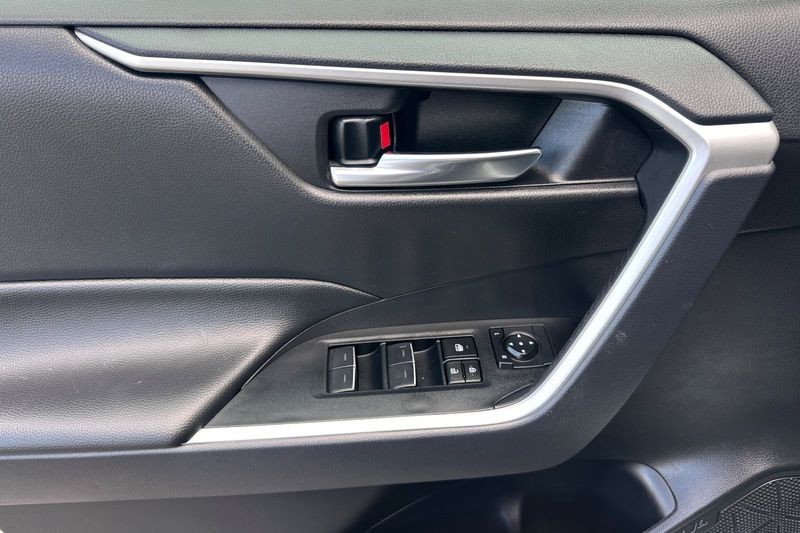 Toyota RAV4 Vehicle Full-screen Gallery Image 11