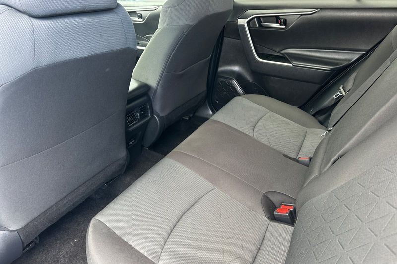 Toyota RAV4 Vehicle Full-screen Gallery Image 12