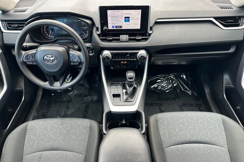 Toyota RAV4 Vehicle Full-screen Gallery Image 13