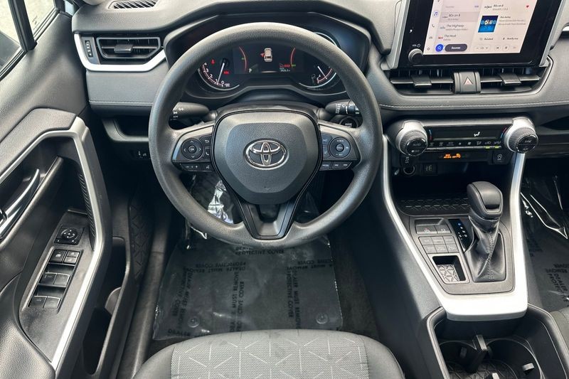 Toyota RAV4 Vehicle Full-screen Gallery Image 14