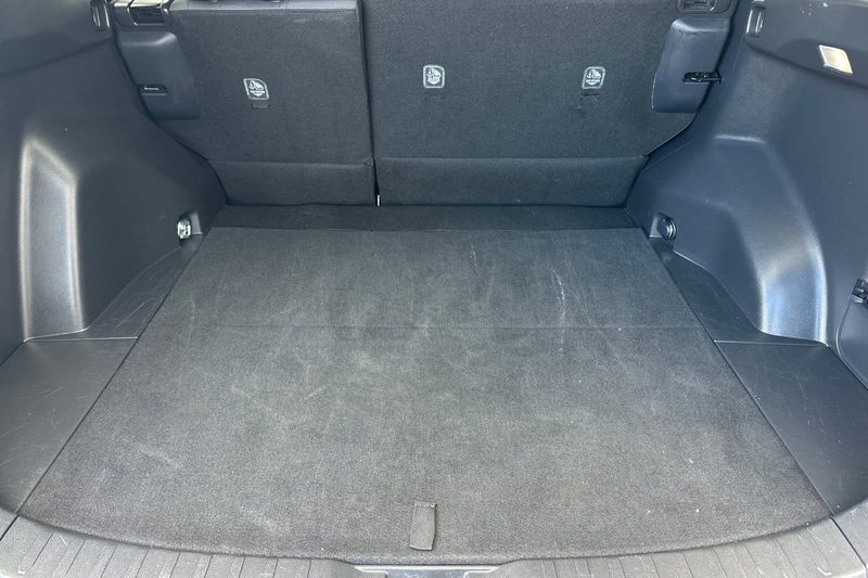 Toyota RAV4 Vehicle Full-screen Gallery Image 15