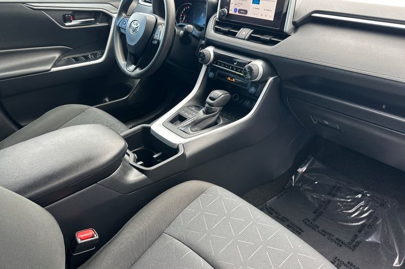 Toyota RAV4 Vehicle Full-screen Gallery Image 16