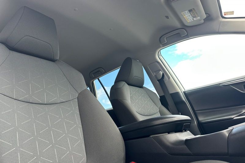 Toyota RAV4 Vehicle Full-screen Gallery Image 17