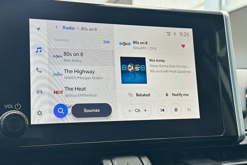 Toyota RAV4 Vehicle Full-screen Gallery Image 18