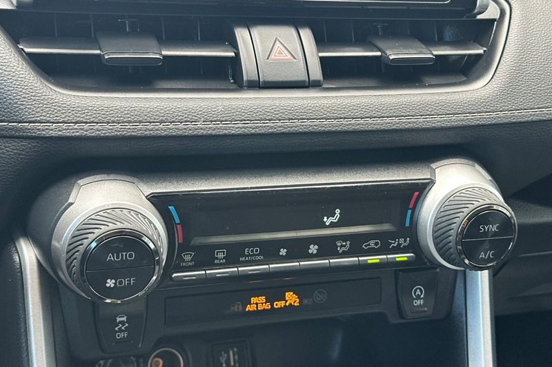 Toyota RAV4 Vehicle Full-screen Gallery Image 21