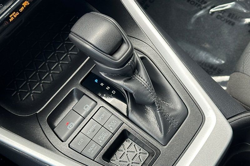 Toyota RAV4 Vehicle Full-screen Gallery Image 22