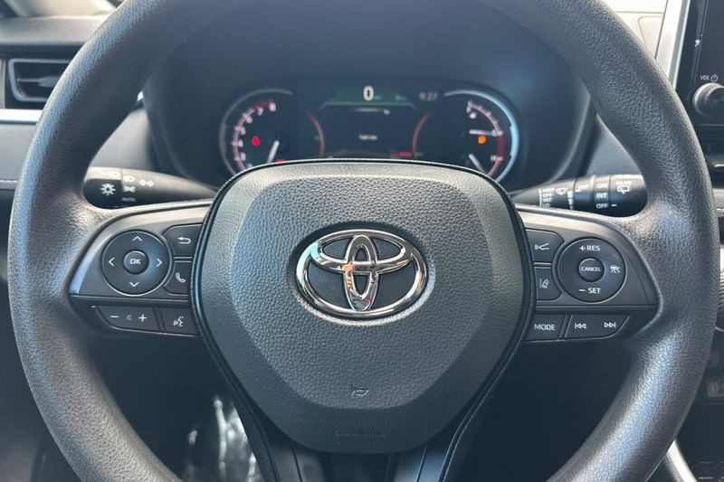 Toyota RAV4 Vehicle Full-screen Gallery Image 24