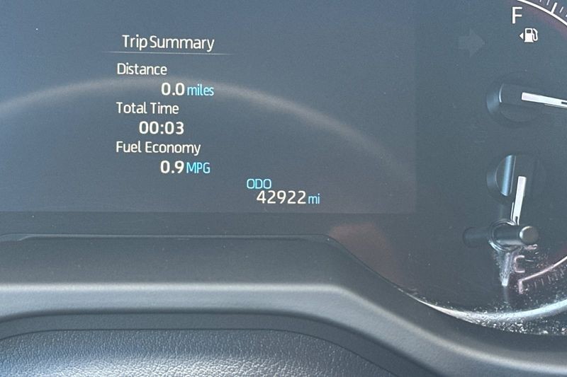 Toyota RAV4 Vehicle Full-screen Gallery Image 26