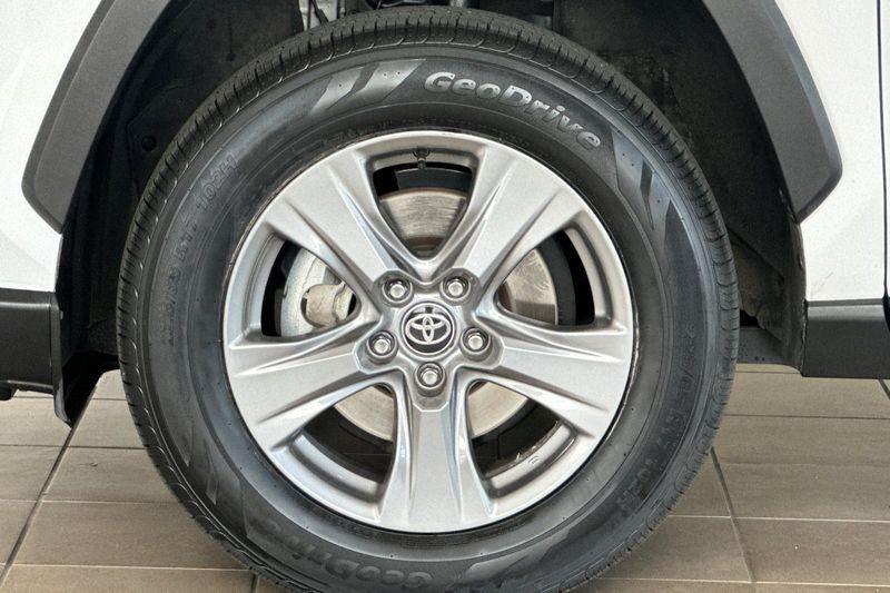 Toyota RAV4 Vehicle Full-screen Gallery Image 27