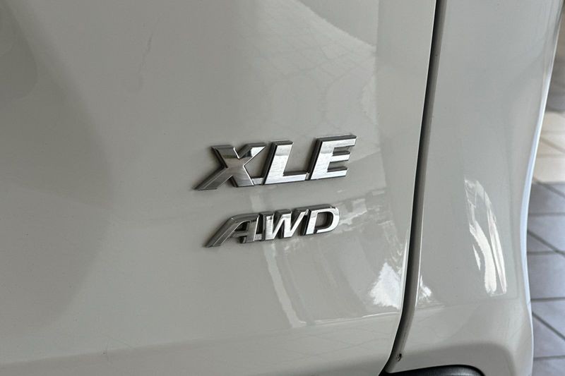 Toyota RAV4 Vehicle Full-screen Gallery Image 28