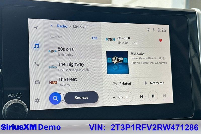 Toyota RAV4 Vehicle Full-screen Gallery Image 29