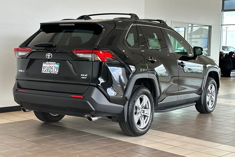 Toyota RAV4 Vehicle Full-screen Gallery Image 04