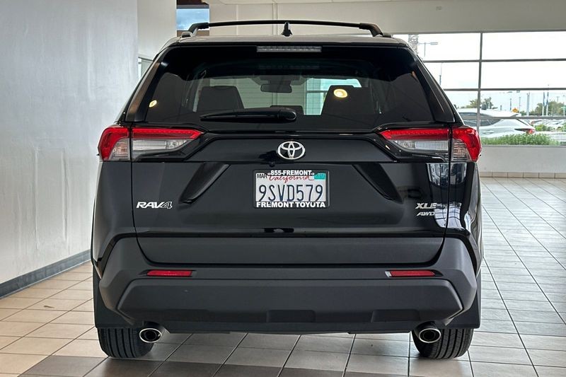 Toyota RAV4 Vehicle Full-screen Gallery Image 05