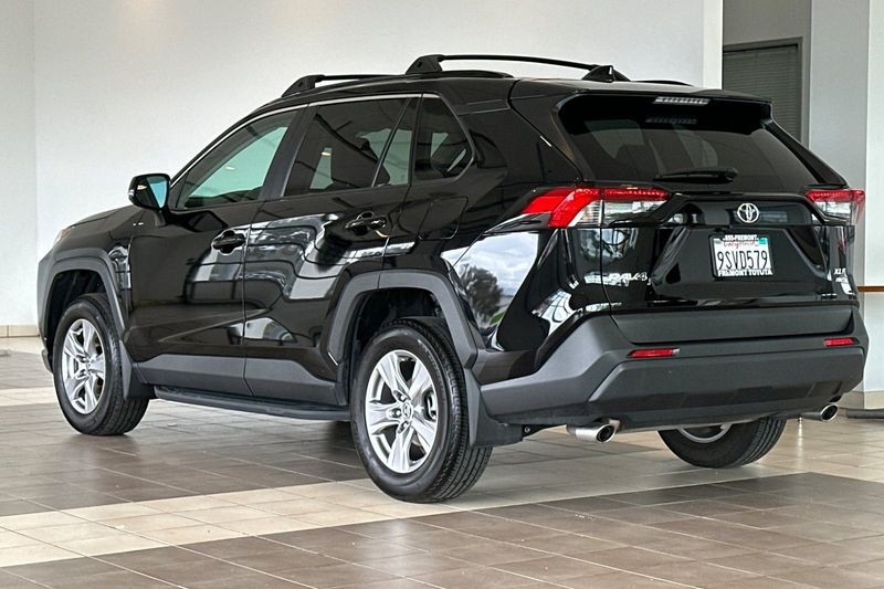 Toyota RAV4 Vehicle Full-screen Gallery Image 06