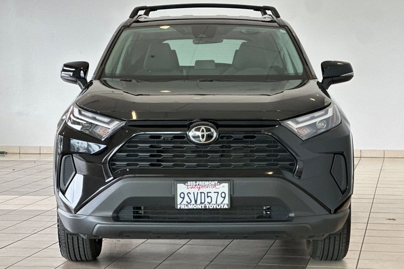 Toyota RAV4 Vehicle Full-screen Gallery Image 09