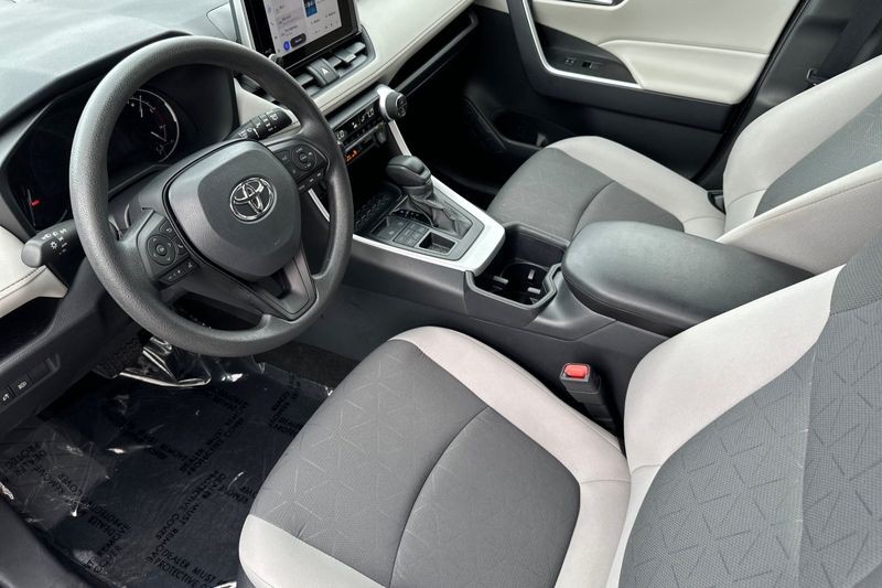Toyota RAV4 Vehicle Full-screen Gallery Image 10