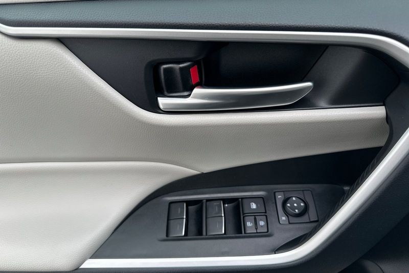 Toyota RAV4 Vehicle Full-screen Gallery Image 11