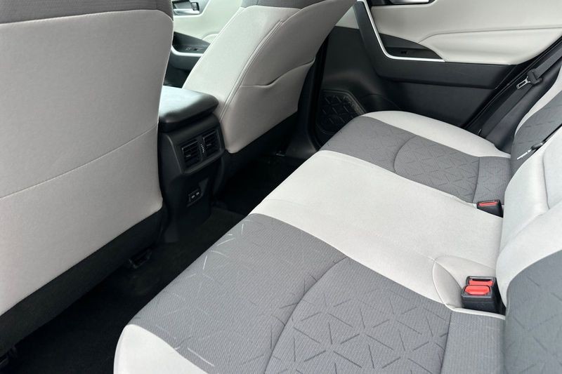 Toyota RAV4 Vehicle Full-screen Gallery Image 12