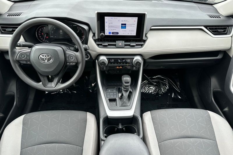Toyota RAV4 Vehicle Full-screen Gallery Image 13