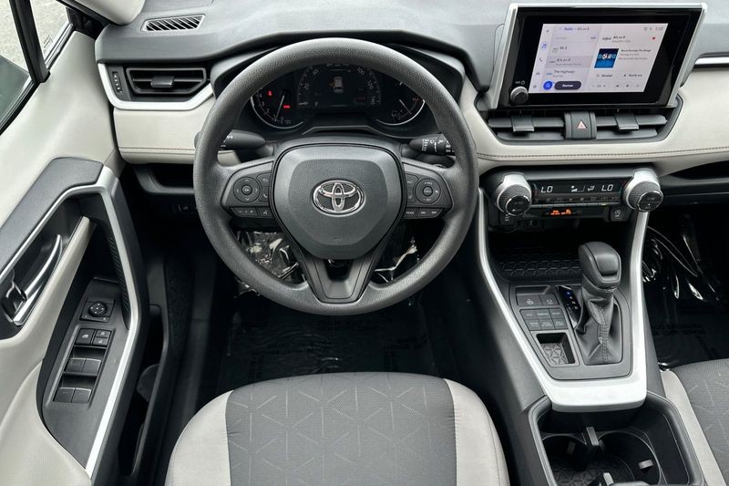 Toyota RAV4 Vehicle Full-screen Gallery Image 14