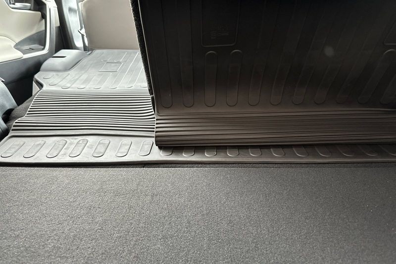 Toyota RAV4 Vehicle Full-screen Gallery Image 15