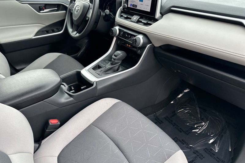 Toyota RAV4 Vehicle Full-screen Gallery Image 16