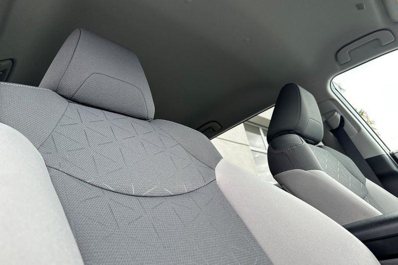 Toyota RAV4 Vehicle Full-screen Gallery Image 17