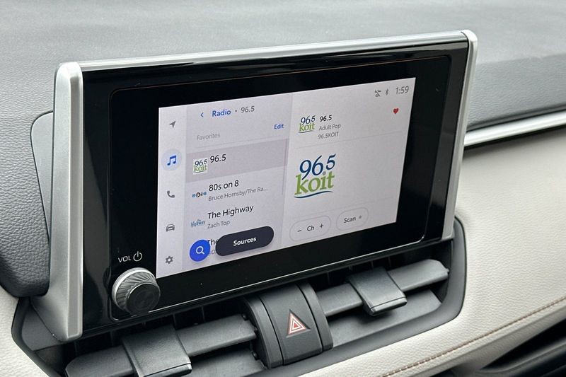 Toyota RAV4 Vehicle Full-screen Gallery Image 18