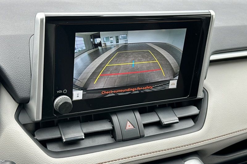 Toyota RAV4 Vehicle Full-screen Gallery Image 19