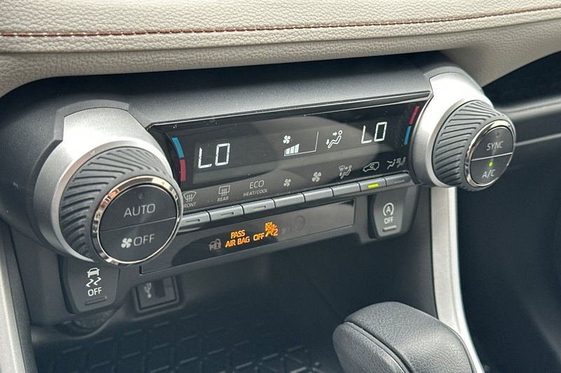 Toyota RAV4 Vehicle Full-screen Gallery Image 20