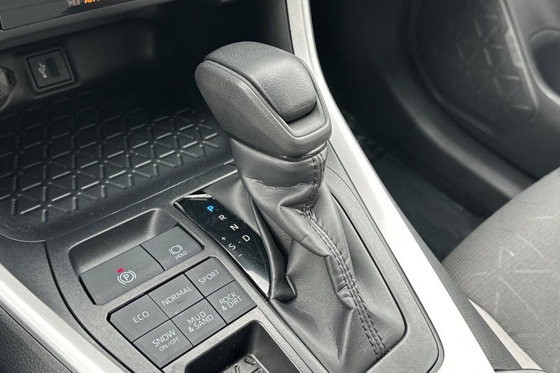 Toyota RAV4 Vehicle Full-screen Gallery Image 21