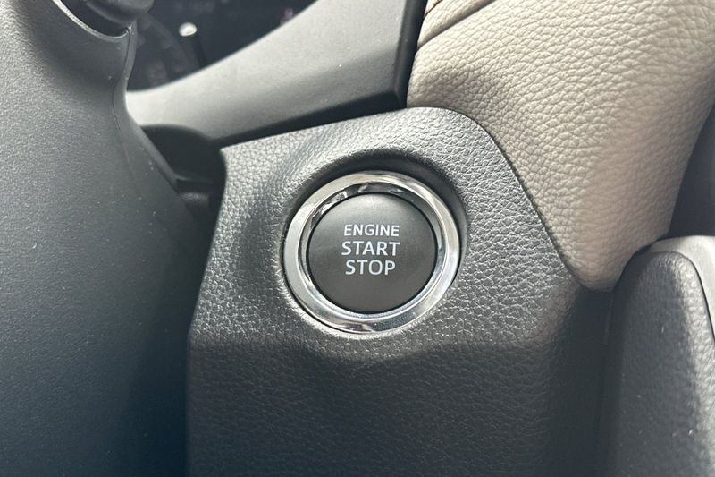 Toyota RAV4 Vehicle Full-screen Gallery Image 22