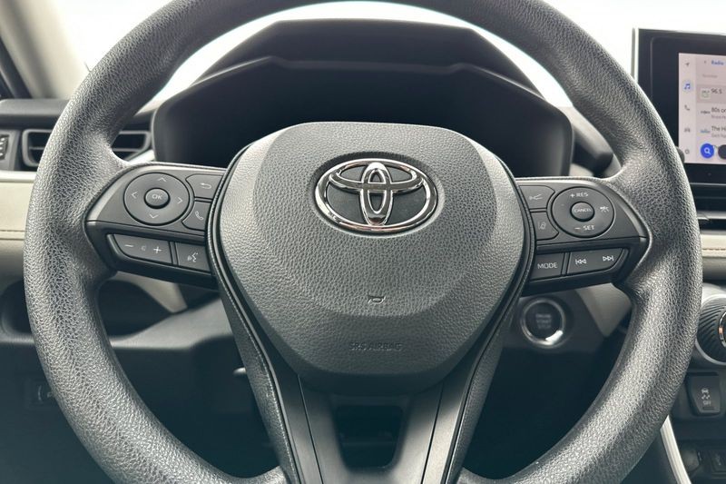 Toyota RAV4 Vehicle Full-screen Gallery Image 23