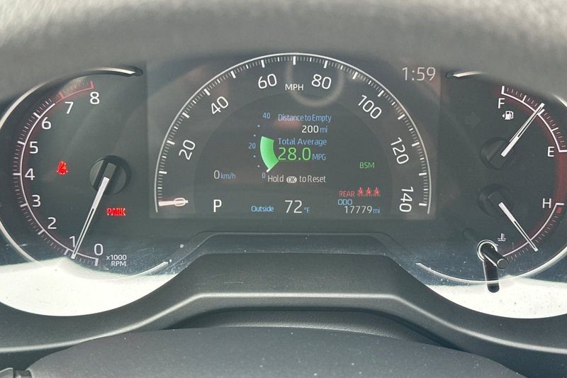 Toyota RAV4 Vehicle Full-screen Gallery Image 24