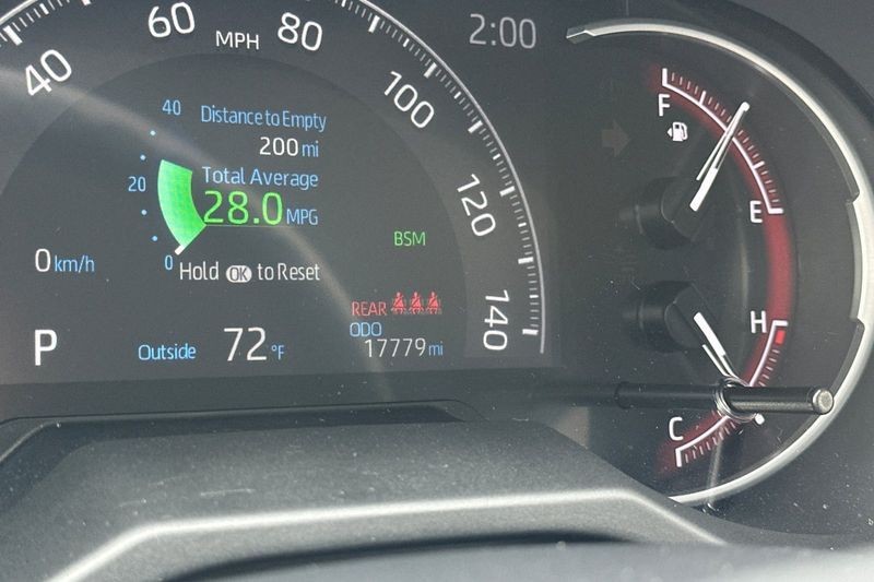 Toyota RAV4 Vehicle Full-screen Gallery Image 25