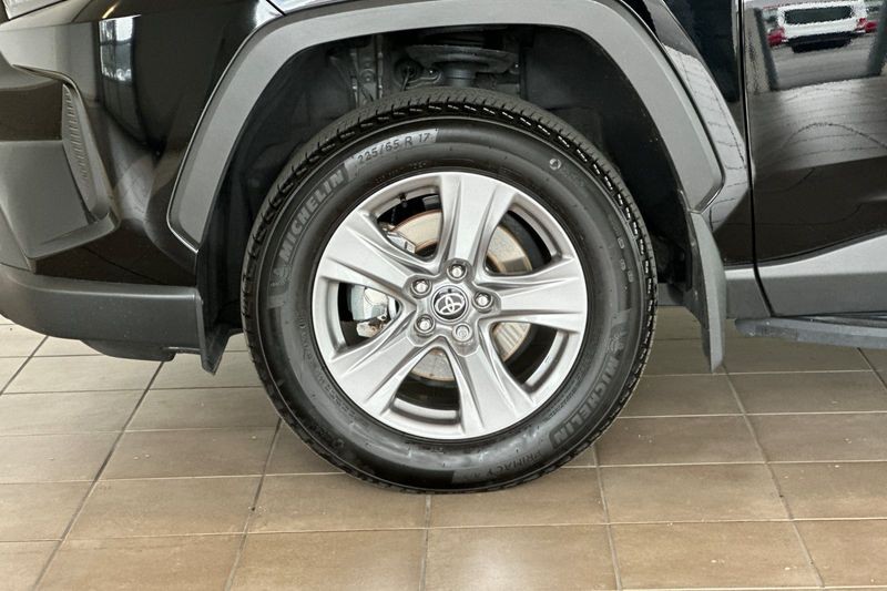 Toyota RAV4 Vehicle Full-screen Gallery Image 26